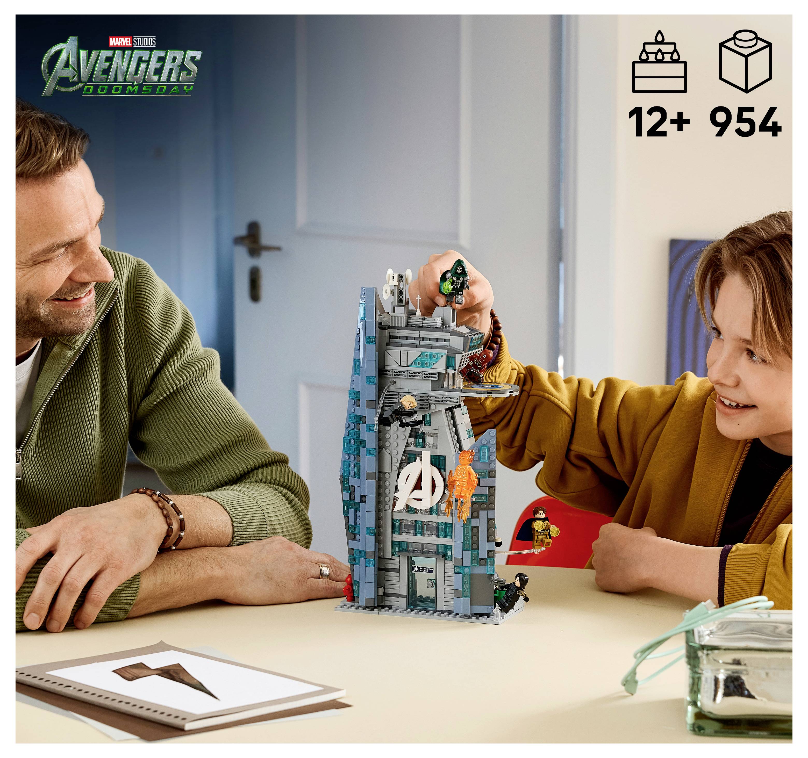 Vater und Kind bauen einen Avengers-themed LEGO-Turmsatz an einem Tisch; ab 12 Jahren und 954 Teile werden angezeigt.