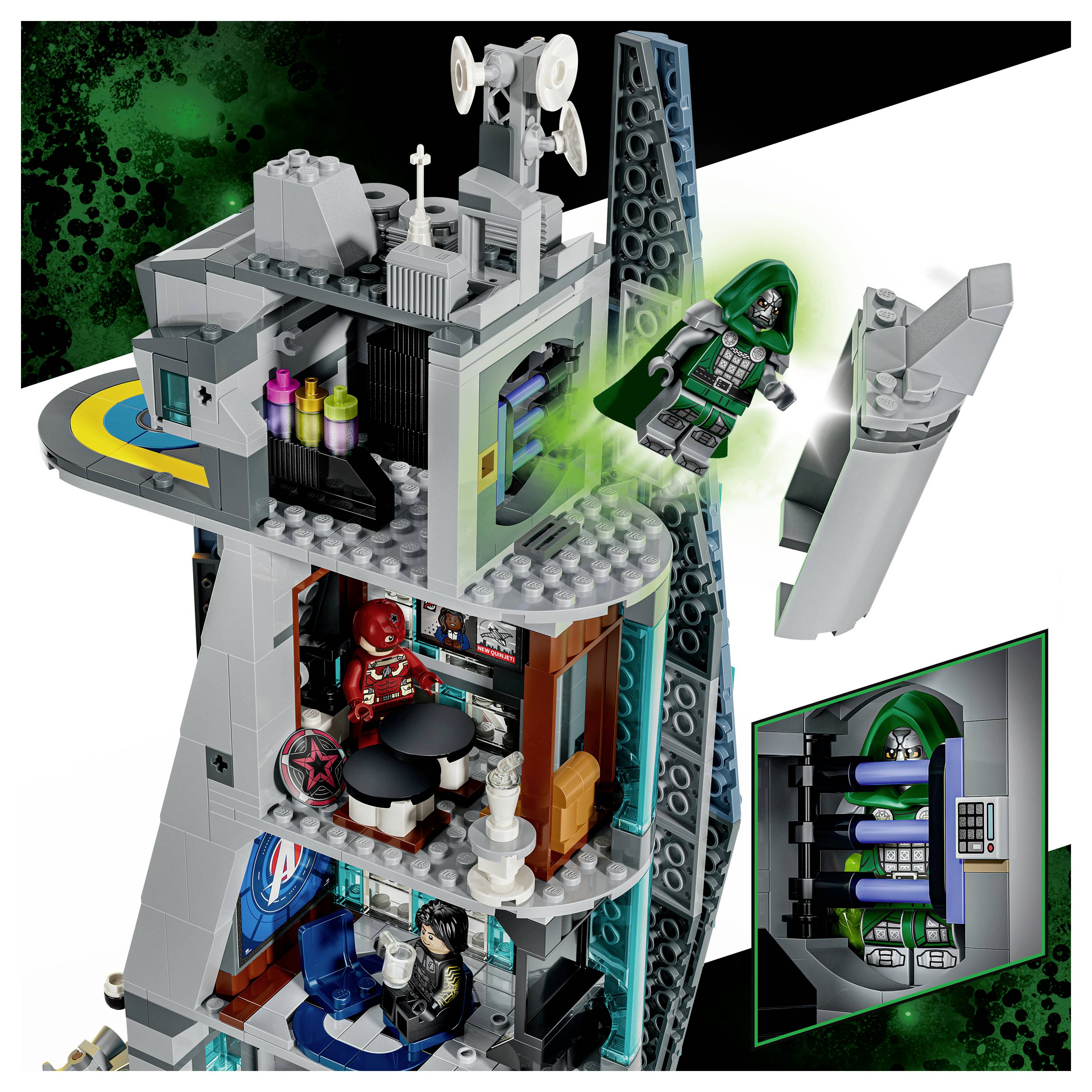 LEGO-Superhelden-Turm mit mehreren Räumen und Minifiguren, einschließlich Iron Man und Doctor Strange, plus eine Seitenansicht, die eine verborgene Kammer zeigt.