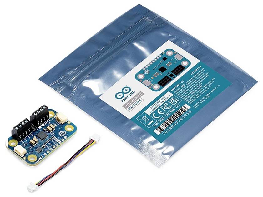 Blaues Arduino-kompatibles Motorcontroller-Board mit Verbindungskabel neben einer brandmarkengebundenen antistatischen Versandtasche auf weißem Hintergrund.