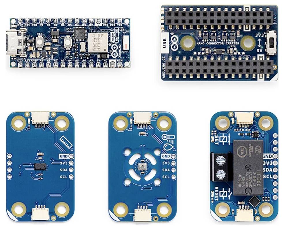 Collage aus fünf blauen elektronischen Leiterplatten und Steckverbindern, das ein kleines Entwicklungsboard, einen Steckverbinderträger und drei Sensormodule mit Pinbeschriftungen und bestückten Komponenten zeigt.