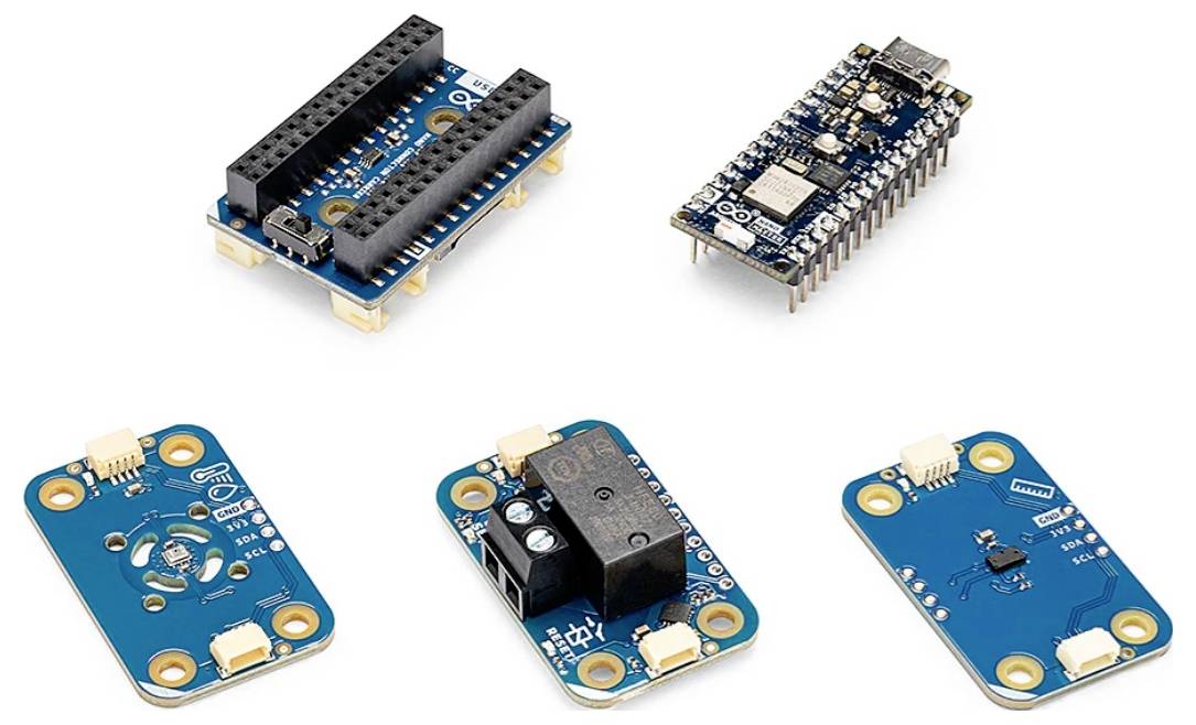 Drei kleine blaue elektronische Sensor- oder Steuerplatinen, eine mit Steckverbindungen und ein Relaismodul, auf weißem Hintergrund gezeigt.