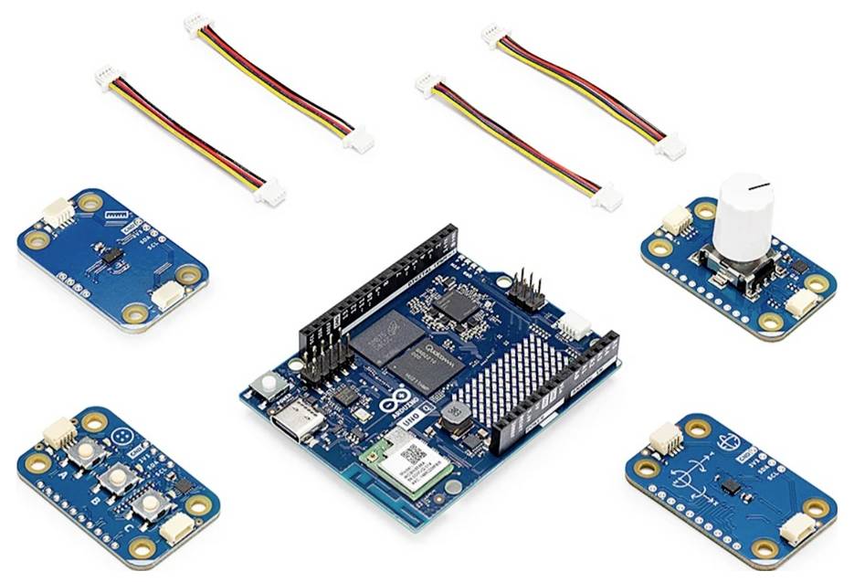 Arduino-Platine mit mehreren kleinen blauen Sensormodulen und Verbindungskabeln, die drumherum angeordnet sind und ein Set von elektronischen Breakout-Boards zeigen.