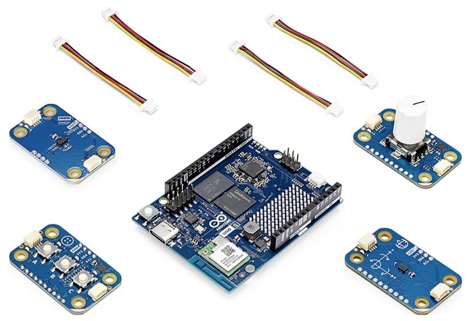 Ein Arduino-ähnliches Entwicklungsboard, das in der Mitte von vier kleinen Sensormodulen und vier 3-drahtigen Jumperkabeln angeordnet ist, dargestellt als ein Satz von Elektronikkomponenten.