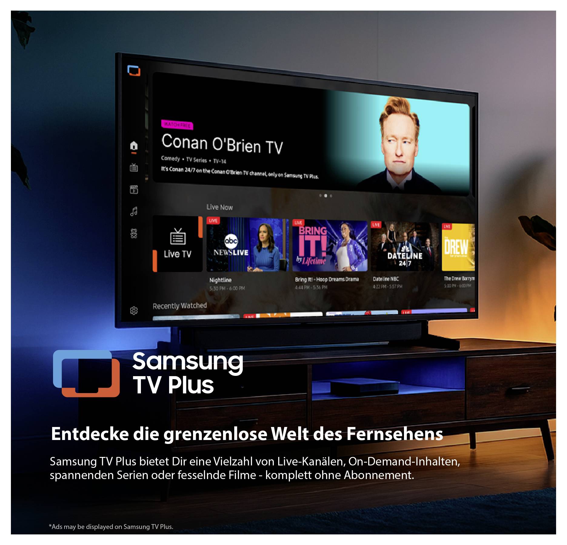 Werbeplakat für Samsung TV Plus: Smart-TV mit Streaming-Oberfläche und Kanal 'Conan O'Brien TV'; Text wirbt für Live-Kanäle, On-Demand-Inhalte und Filme ohne Abo.