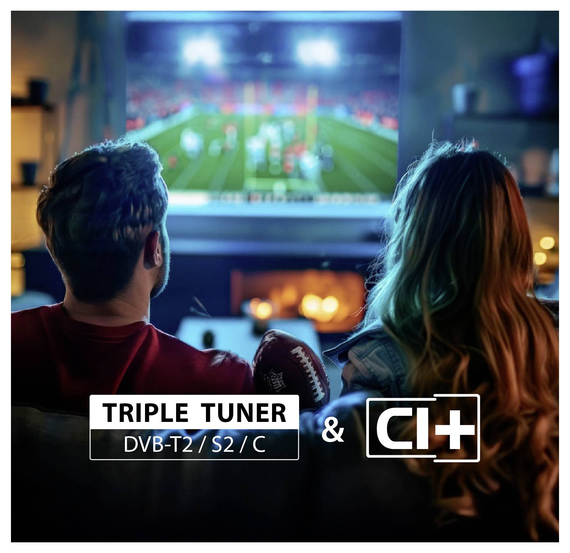 Paar schaut Fußballspiel im Fernsehen; eingeblendet: 'TRIPLE TUNER DVB-T2 / S2 / C & CI+'
