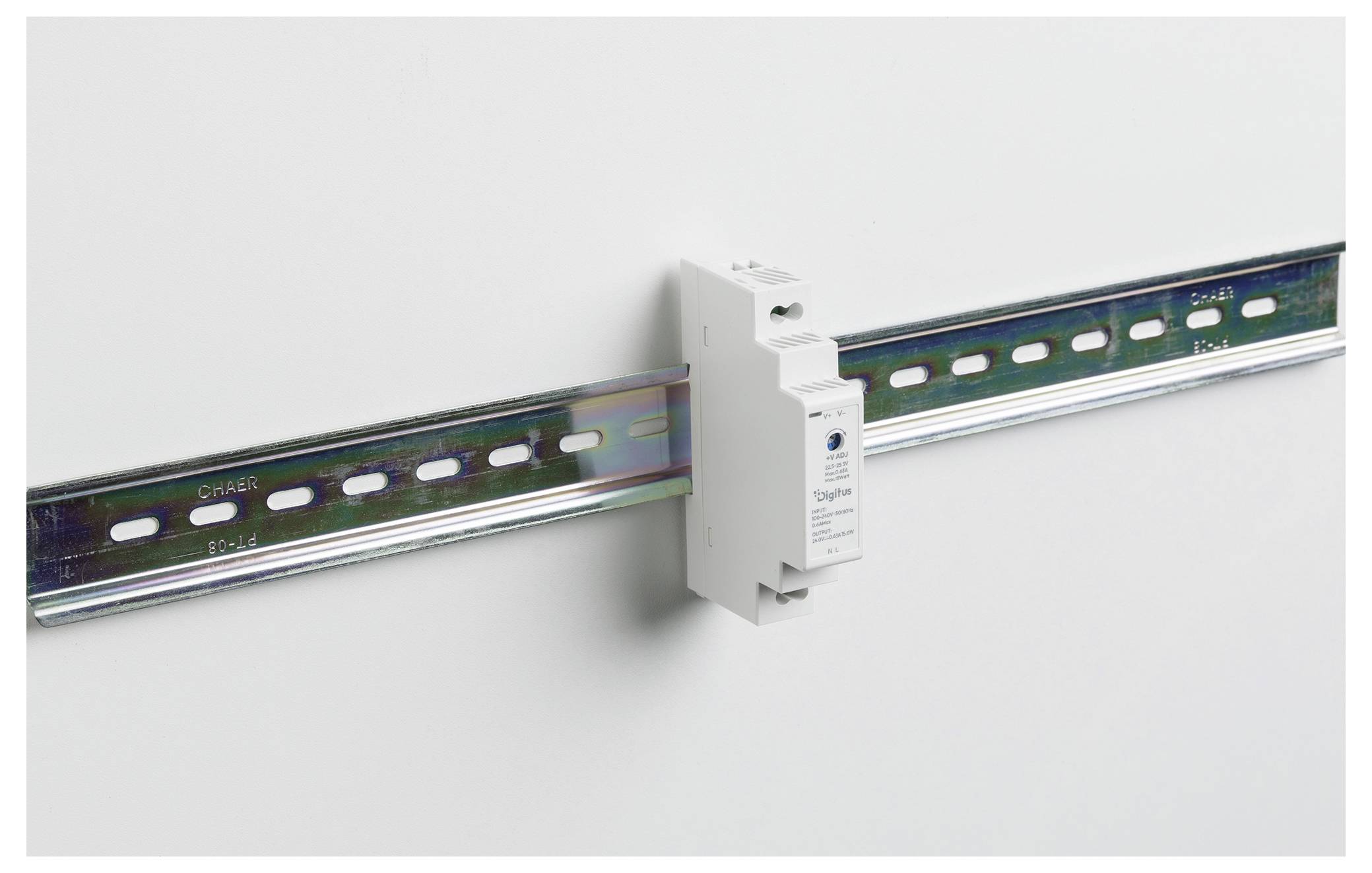 DIN-Schiene montiertes elektrisches Relaismodul, das zwischen zwei Metall-Montageschienen auf weißem Hintergrund installiert ist.