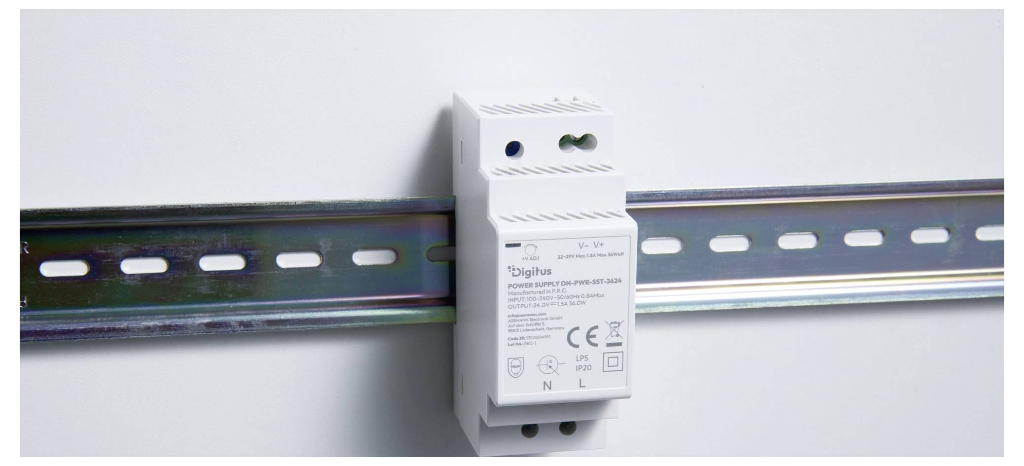 Ein weißes, auf DIN-Schiene montiertes elektrisches Gerät mit der Bezeichnung „iDighus