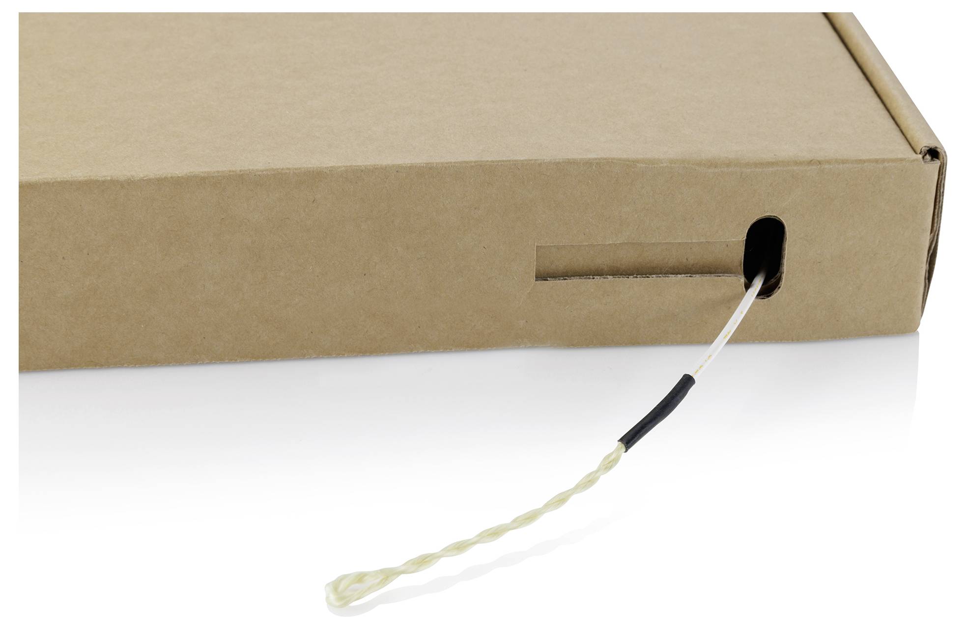 Pappkarton mit einer Zugschnur, die durch ein Loch an der Seite geführt ist, was auf eine verpackte Lieferung oder einen einfachen Verschlussmechanismus hindeutet.