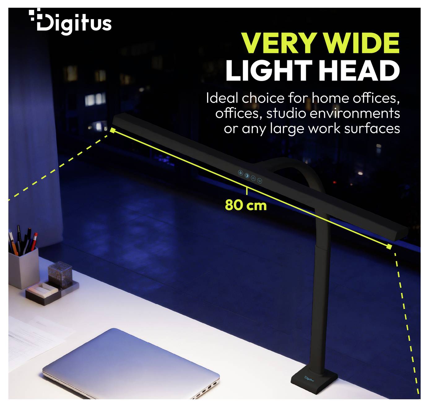 Produktbild einer Digitus sehr breiten, leichten Schreibtischleuchte mit Lampenkopf, mit Angabe 80 cm, dargestellt in einer Home-Office-Umgebung mit Text, der besagt, dass sie sich für Büros und Studioumgebungen eignet.