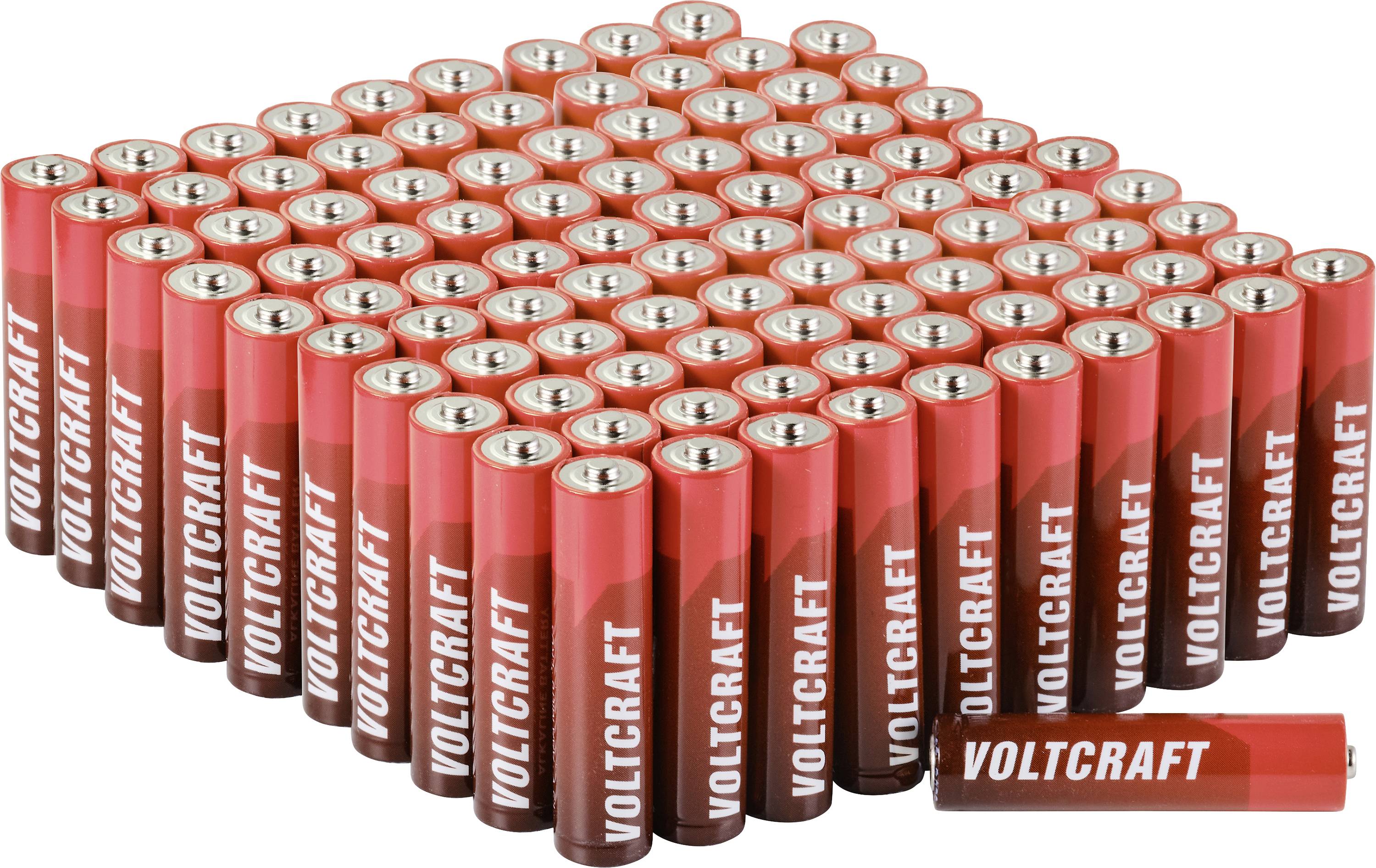 Ein großer Stapel roter Voltcraft-AA-Batterien in einer Pyramide angeordnet, mit einer Batterie, die horizontal davor liegt.