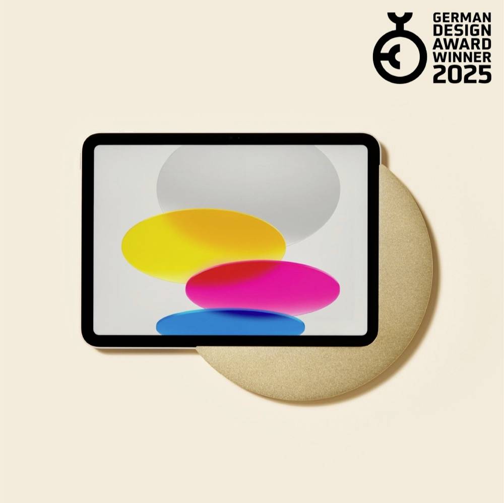 Tablet zeigt abstrakte bunte Formen über einer goldenen Scheibe, mit „German Design Award Winner 2025