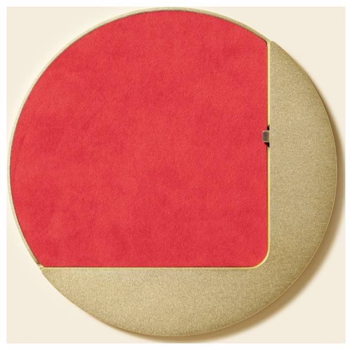 Eine kreisförmige rote Filzbordwand mit goldenem Rand und einem Scharnier auf der rechten Seite, wie eine faltbare Anzeigetafel oder ein Präsentationsdiagramm.