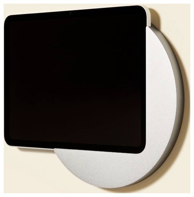 Modernes, an der Wand montiertes schwarzes quadratisches Display, das auf einem großen silbernen runden Hintergrund auf einer beigen Wand überlappt.