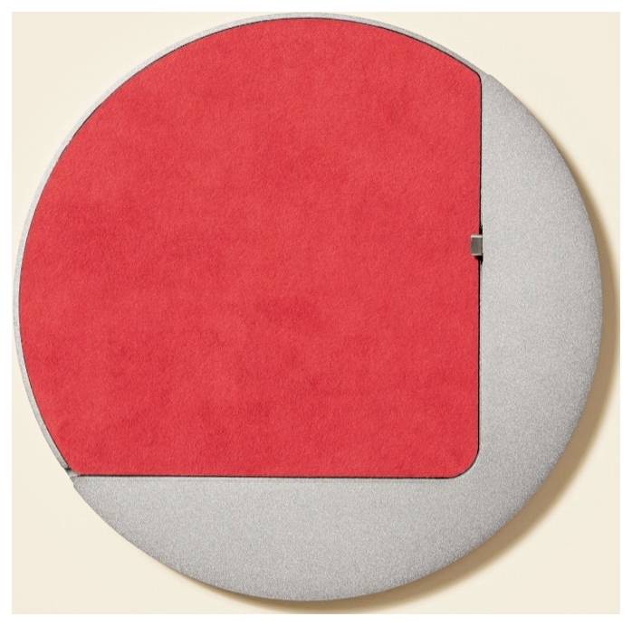 Kreisförmiges graues Objekt mit einem großen roten abgerundeten Quadrat-Bereich, der den größten Teil der Ober- und Linkerseite bedeckt und einem Deckel oder abstrakten Design ähnelt.