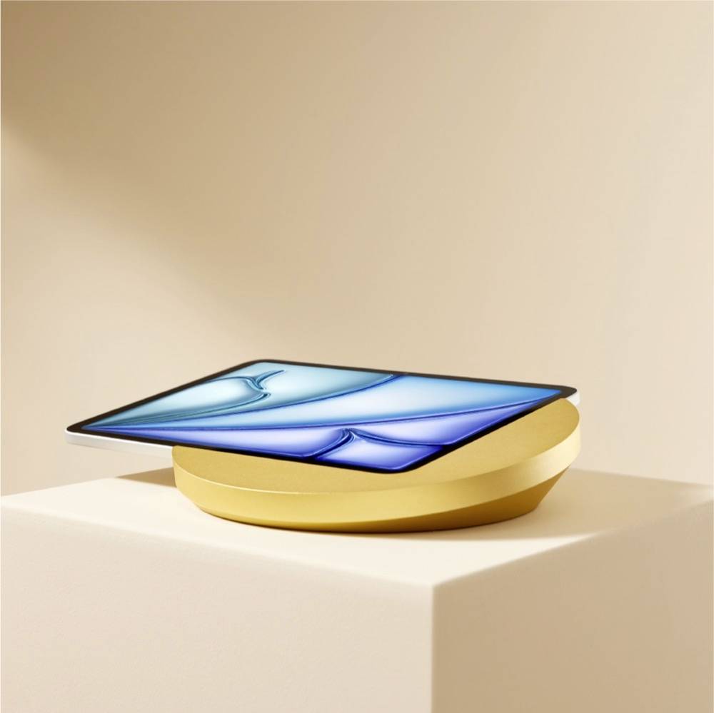 Abstrakte 3D-Darstellung eines eleganten blauen, glasartigen Panels, das auf einer goldfarbenen ovalen Basis auf einem Sockel vor einem beigefarbenen Hintergrund ruht.