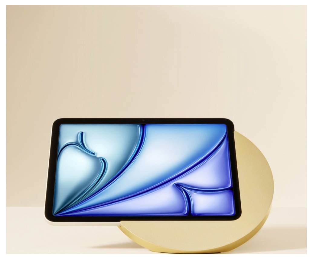 Ein Tablet mit einem blauen abstrakten Bildschirm ruht auf einem goldenen runden Ständer vor einem beigen Hintergrund.