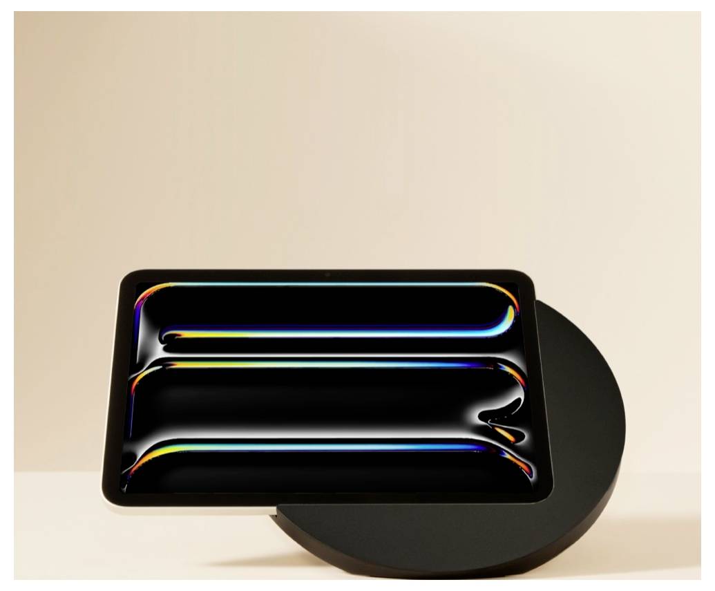 Abstrakte schwarze geometrische Skulptur mit regenbogenfarbig eingefassten gebogenen Bändern auf einer kreisförmigen Basis vor beigefarbenem Hintergrund.