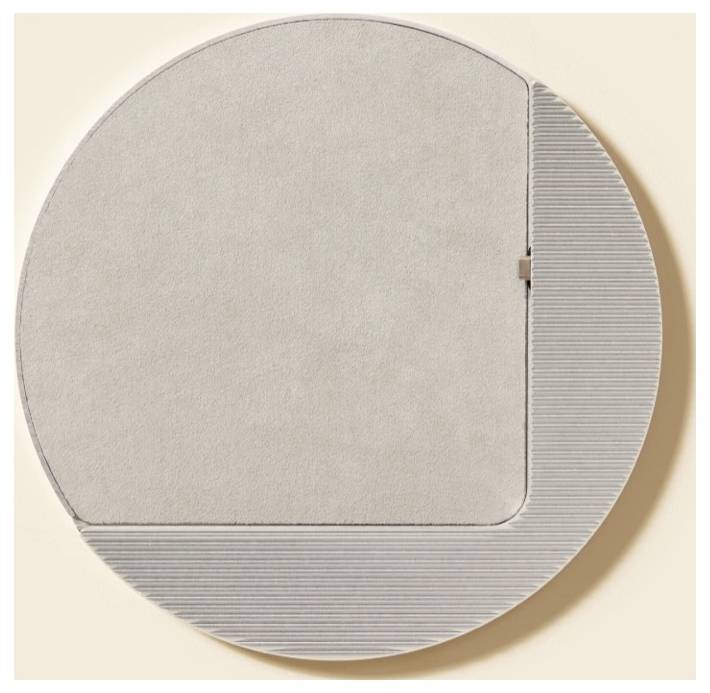 Runde beige Wanduhr mit minimalistischem Zifferblatt und geripptem silbernem Außenrand