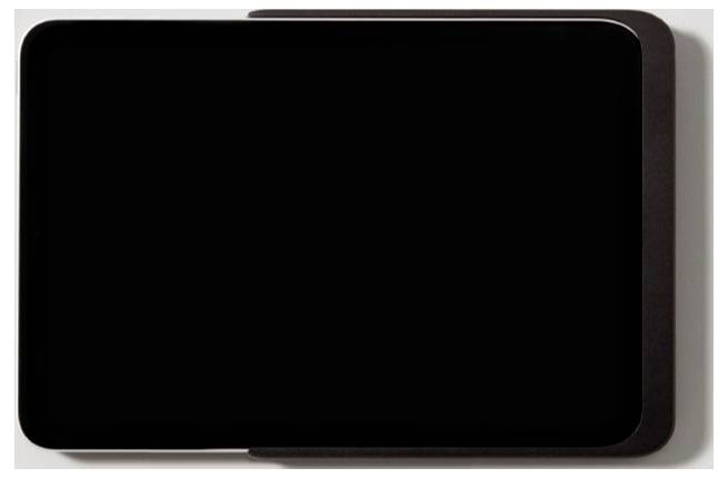 Ein leeres schwarzes Tablet oder Touchscreen-Gerät mit abgerundeten Ecken, das vor einem hellen Hintergrund angezeigt wird.