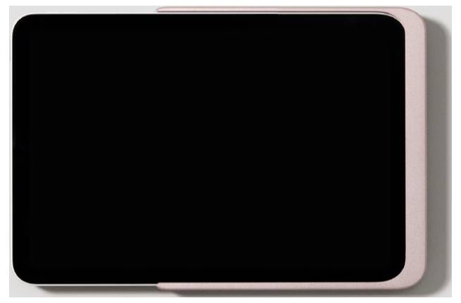 Schwarzes leeres Tablet oder Display mit rosafarbenem Gehäuse, vor hellem Hintergrund dargestellt.