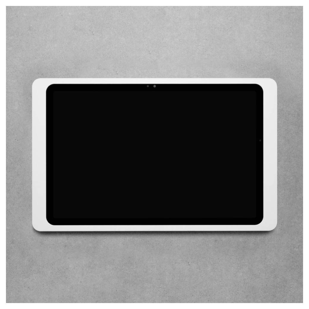 Ein leeres Tablet mit schwarzem Bildschirm in einer weißen Blende, flach auf einer grauen Oberfläche liegend.