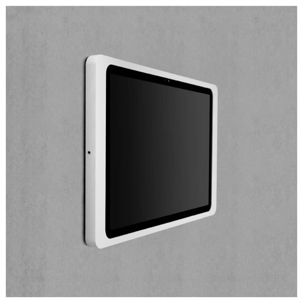Ein an der Wand montiertes Tablet oder Touchscreen mit schwarzem, leerem Display an einer grauen Wand.