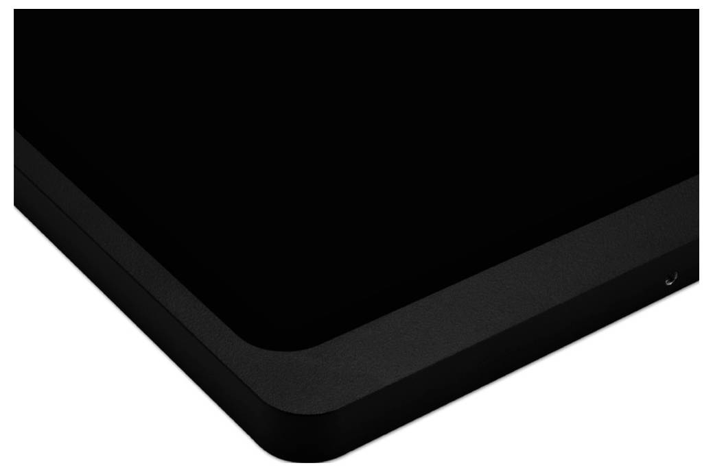 Nahaufnahme einer schwarzen rechteckigen Tablet- oder Gerätecke mit abgerundeter Kante auf weißem Hintergrund.