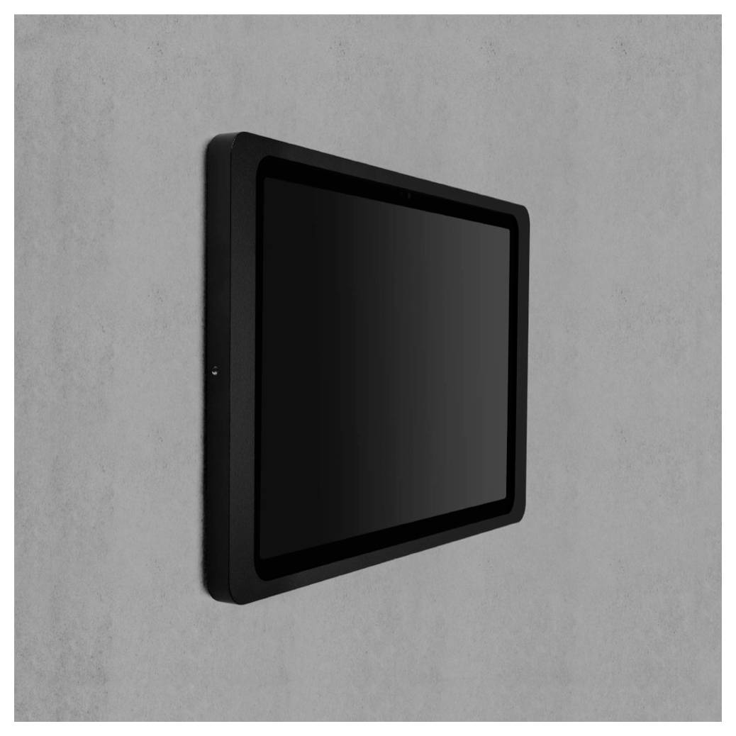 Schwarz an der Wand montierter Flachbildschirm auf einer grauen Wand, in Schrägansicht mit ausgeschaltetem Bildschirm angezeigt.