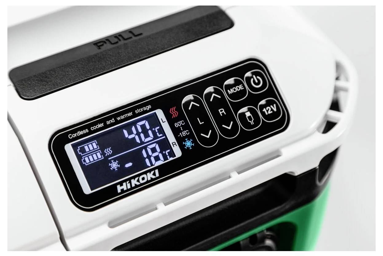 Nahaufnahme der Bedienblende eines kabellosen HIKOKI Kühl- und Wärmegeräts mit digitaler Temperaturanzeige, Batterieanzeige, Modusschaltfläche und 12-V-Stromschaltfläche.