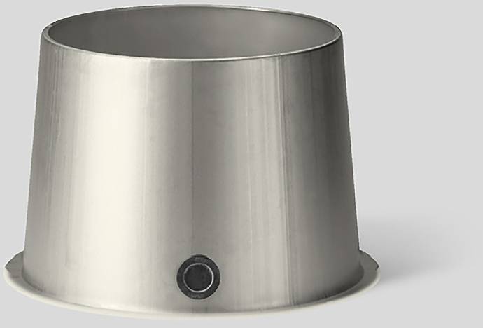 Edelstahl-kegelförmiger Metallbecher oder Trichter mit einer kleinen kreisförmigen Öffnung in der Nähe der Basis, dargestellt vor einem einfachen Hintergrund.
