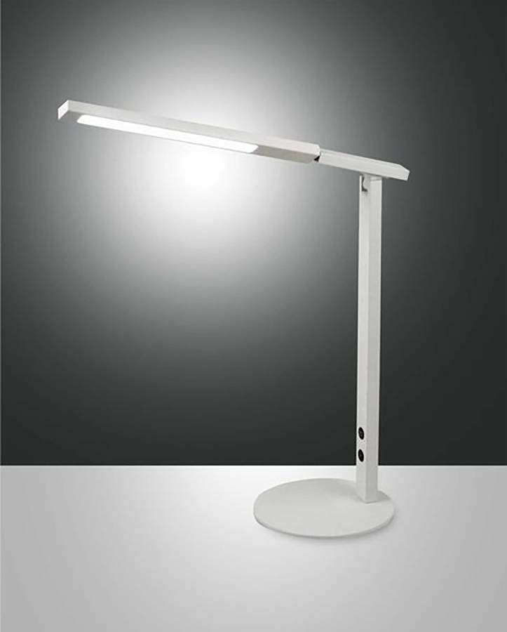 Moderne weiße LED-Schreibtischleuchte mit schlankem horizontalen Leuchtbalken auf rundem Sockel, leuchtend vor dunklem Hintergrund dargestellt.