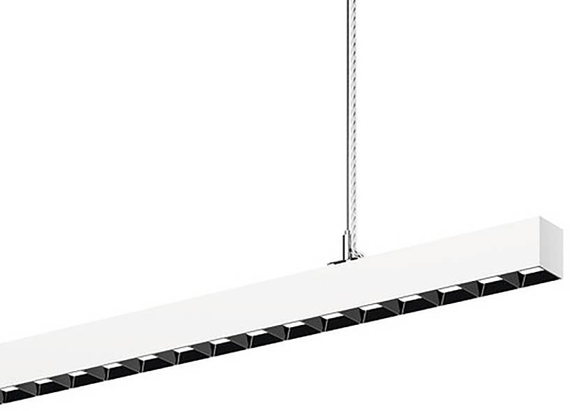 Hängendes lineares LED-Pendelleuchte mit langem weißem Gehäuse und dunklen dreieckigen Lichtöffnungen, die an Kabeln aufgehängt ist.
