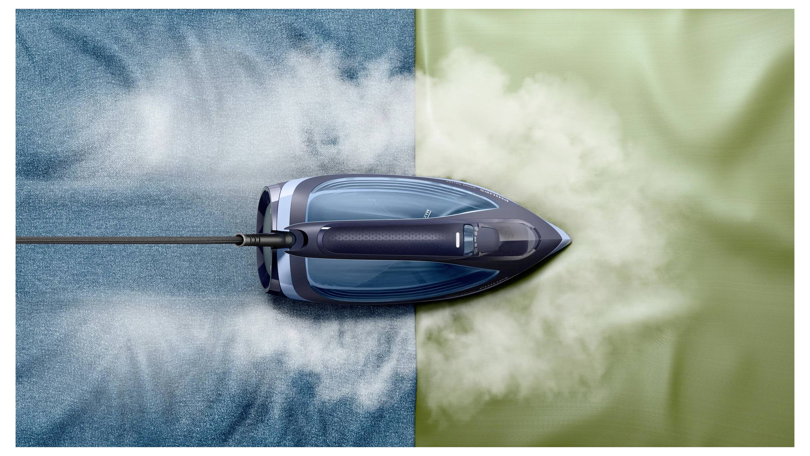Draufsicht auf ein Schnellboot, das durch das Wasser schneidet und auf beiden Seiten blaue und grüne Wasserschleier hinterlässt.