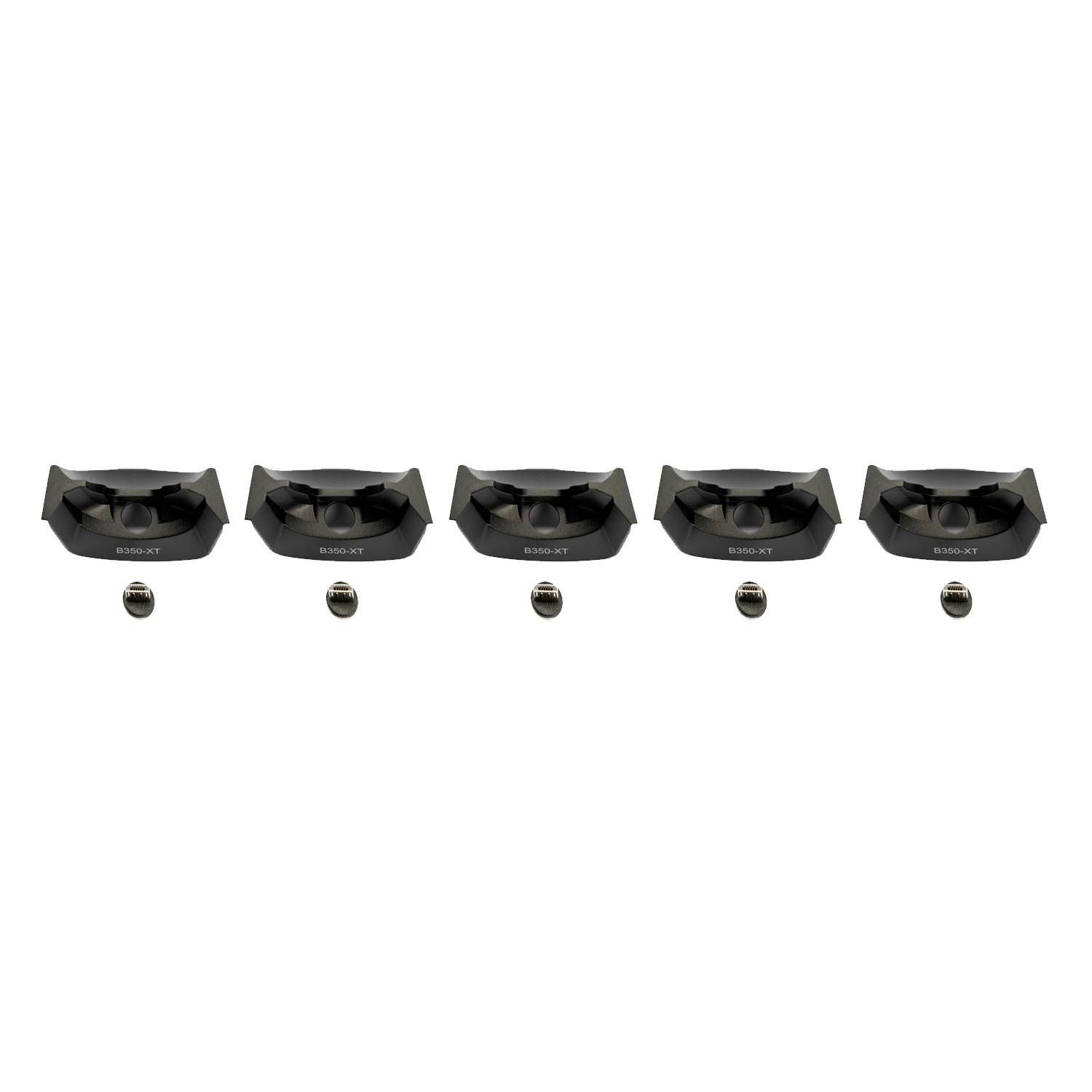 Fünf identische schwarze Kameraobjektiv-Adapter in einer Reihe angeordnet mit fünf kleinen passenden Kappen unterhalb eines jeden auf weißem Hintergrund.