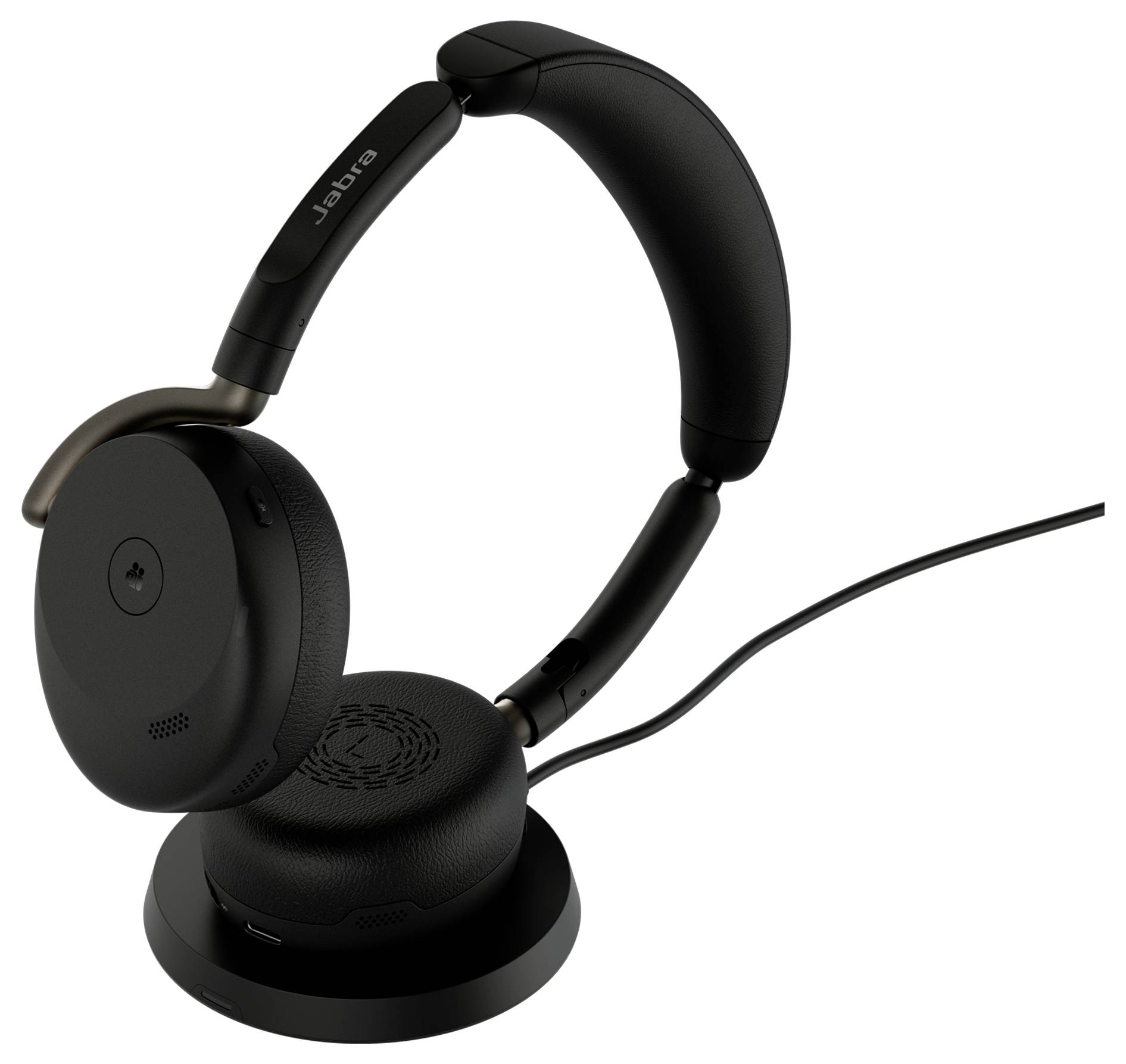 Schwarzes Over-Ear-Headset von Jabra, das auf einer Ladestation ruht, mit angeschlossenem Kabel.