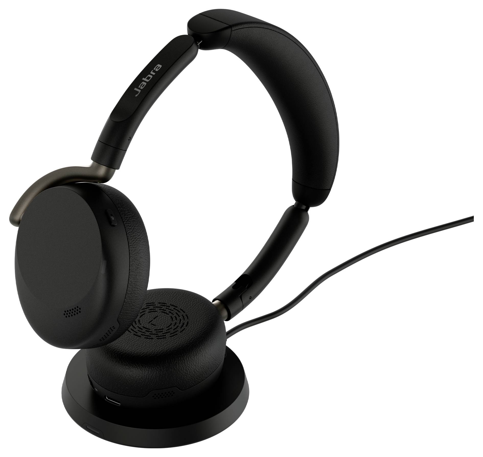 Schwarzes Jabra Over-Ear-Headset auf einer Ladestation, mit sichtbarem angeschlossenem Kabel.