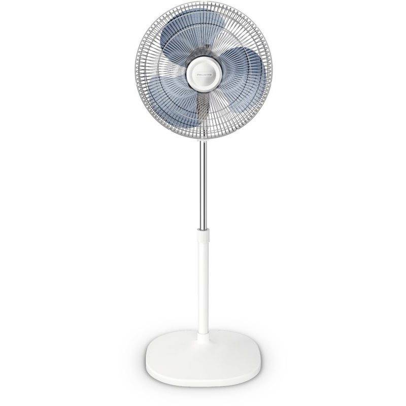 Weißer Standventilator mit blauen Blättern und rundem Sockel auf weißem Hintergrund.
