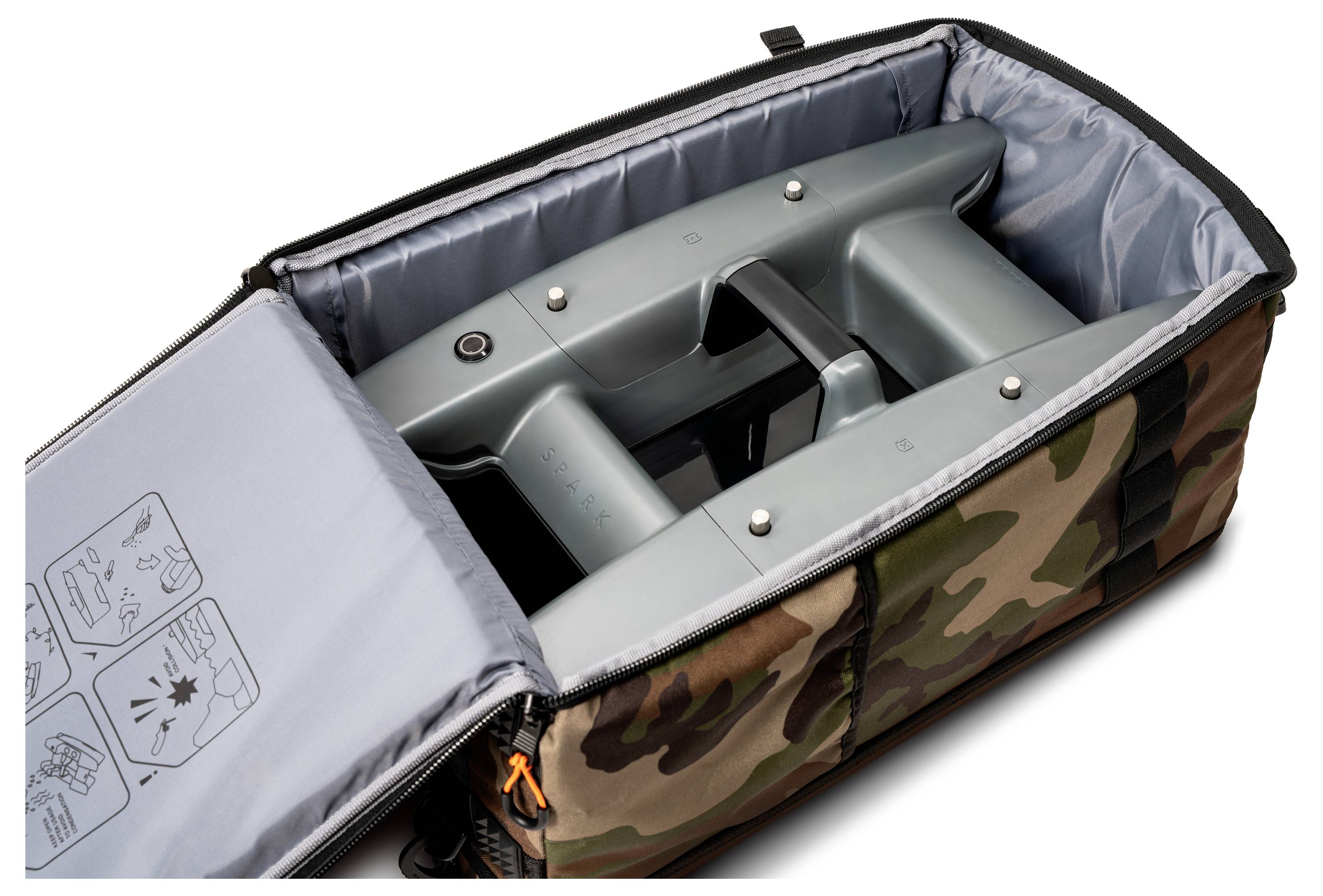 Camouflage-Schutztasche mit geöffnetem gepolstertem Deckel, der ein graues tragbares Gerät zeigt, das darin gesichert ist, auf weißem Hintergrund.