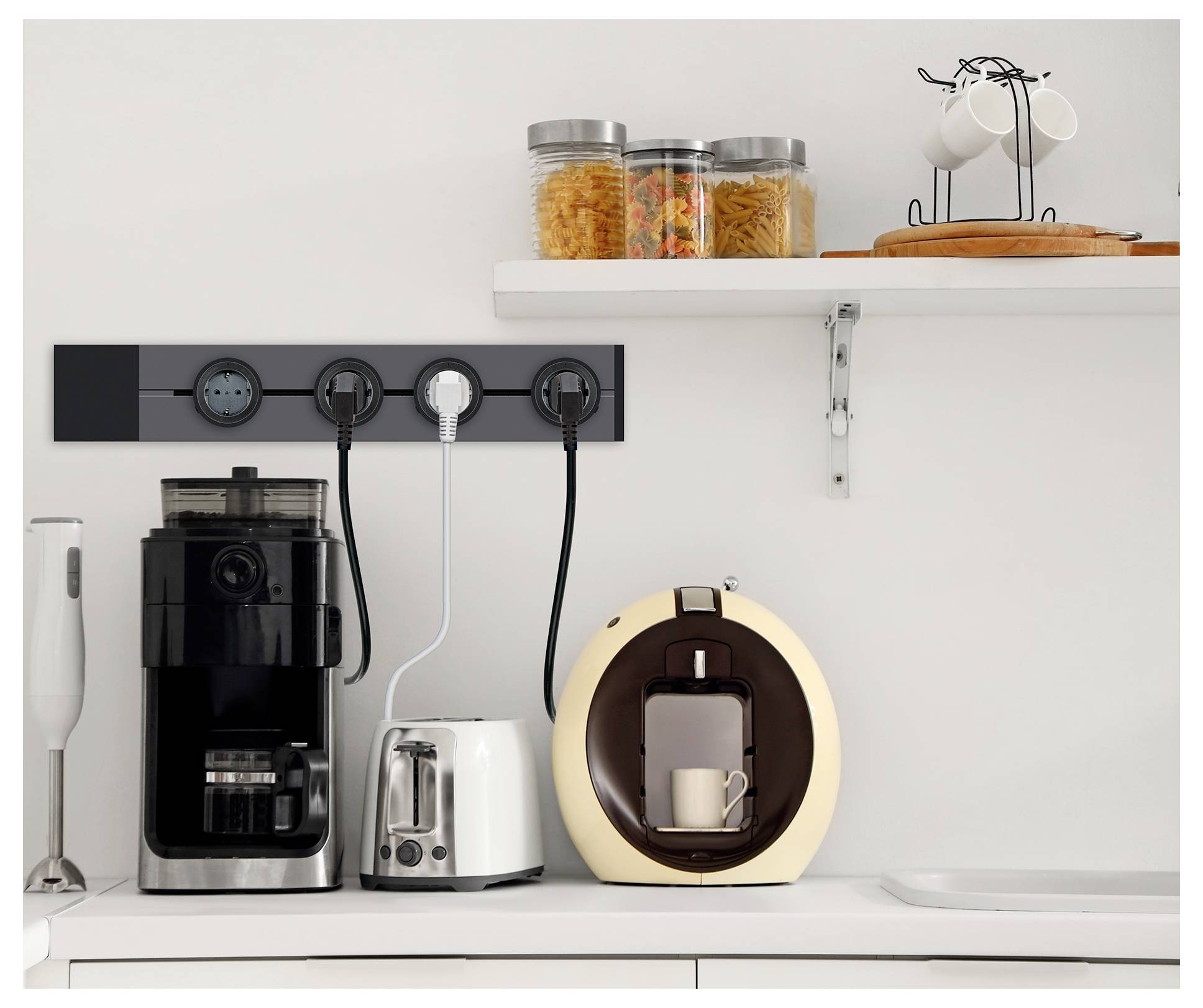 Moderne Küchentheke mit Kaffeemaschine, Toaster, Mixer und Pad-Kaffeemaschine unter einem Regal mit Müsligläsern und einer Kuhfigur.