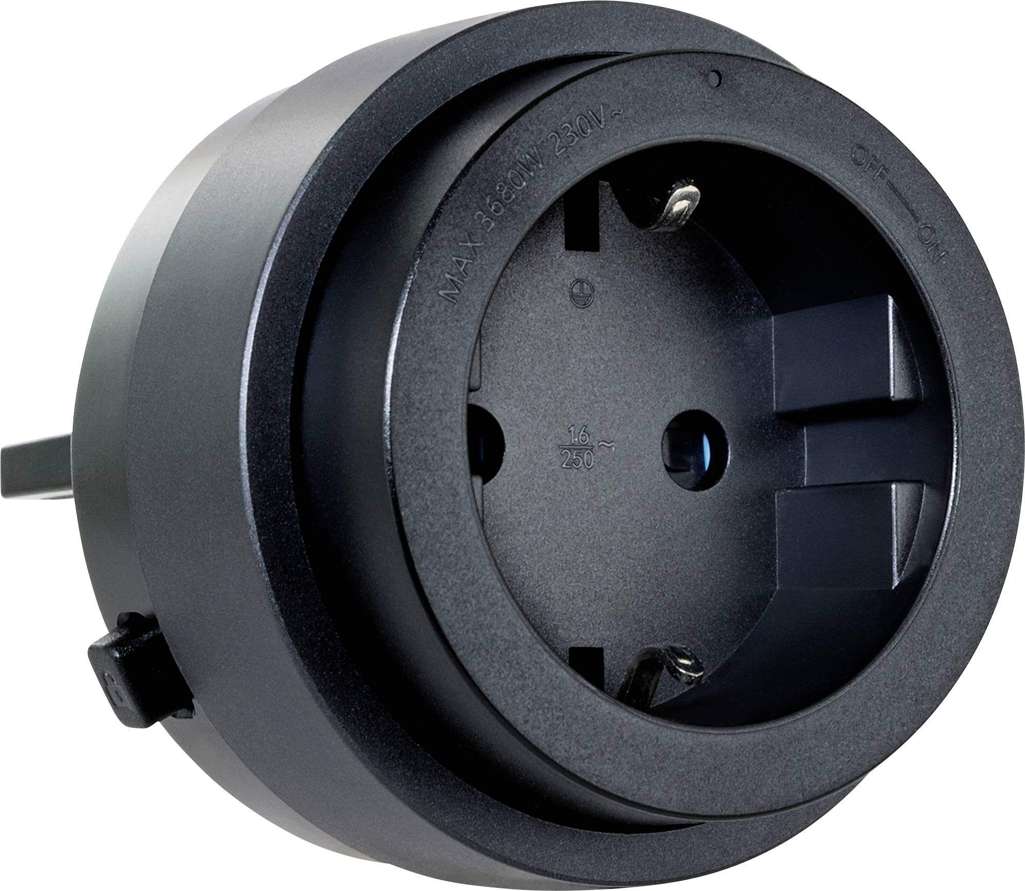 Runder schwarzer Elektrostecker-Adapter mit europäischer Steckdose auf weißem Hintergrund