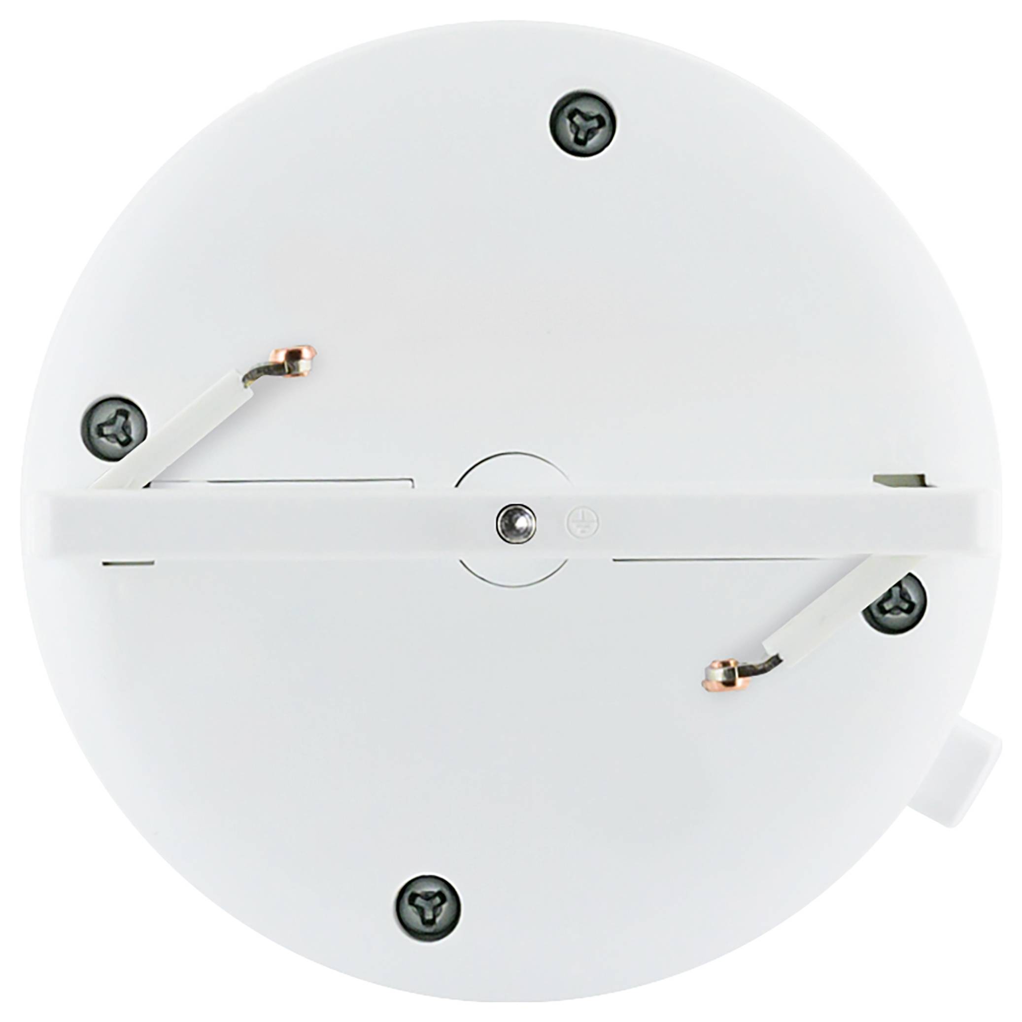 Hand, die einen weißen Elektrostecker in eine an der Wand montierte Steckdosenleiste einsteckt, wobei andere Steckdosen bereits belegt sind.