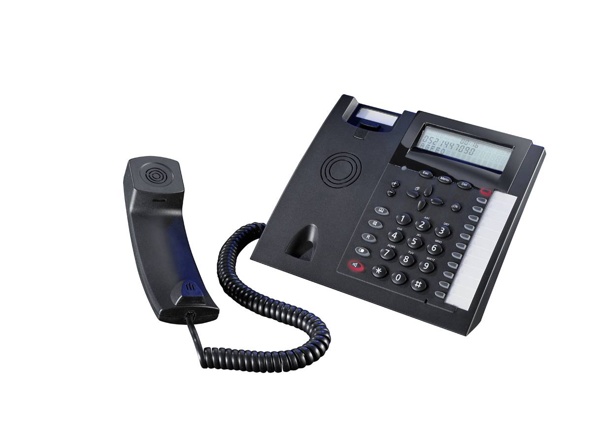 Schwarzes Schreibtischtelefon mit Hörer, Spiralkabel, Tastatur und kleinem Display auf weißem Hintergrund.