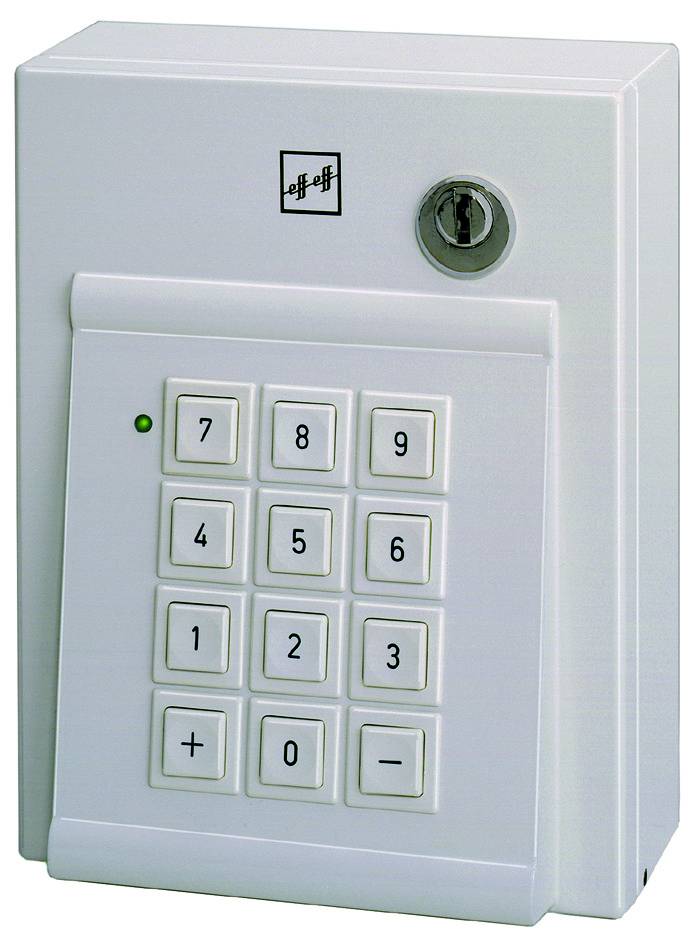 Weißer an der Wand montierter Tastenfeld-Sicherheitsschrank mit Schlüsselloch und numerischen Tasten 0-9 sowie + und - Bedienelementen.