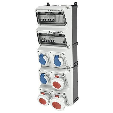 Industrielle Elektroverteilerdose mit mehreren Schutzschaltertafeln und blauen/roten Steckdosen, die in einem vertikalen Metallgehäuse montiert sind.