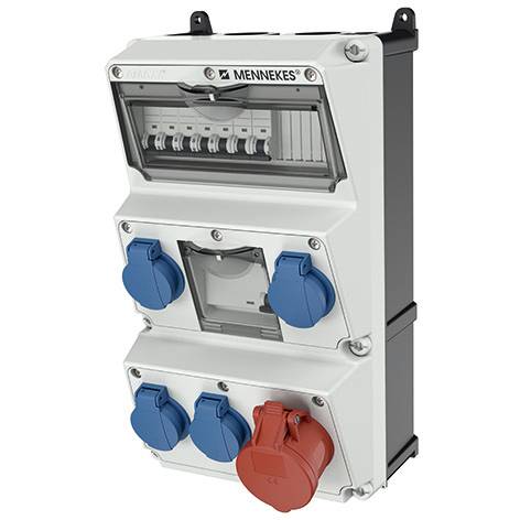 Wandmontierte elektrische Verteilerdose mit mehreren Leitungsschutzschaltern und blau und rot abgedeckten Steckdosen an der Vorderseite.