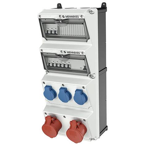 Wandmontierte elektrische Verteilerdose mit zwei Schutzschaltertafeln und fünf Industriesteckdosen, drei blau und zwei rot.