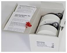 Offene Schachtel mit einer deutschen Gebrauchsanweisung und mehreren weißen Tassen mit schwarzen Griffen, die in geformter Verpackung angeordnet sind.