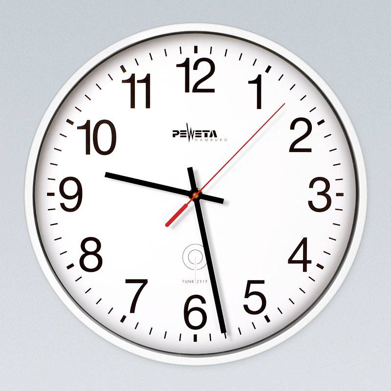 Nahaufnahme einer weißen analogen Wanduhr mit schwarzen Zahlen und Zeigern, die etwa 9:29 Uhr anzeigen, plus einen roten Sekundenzeiger.