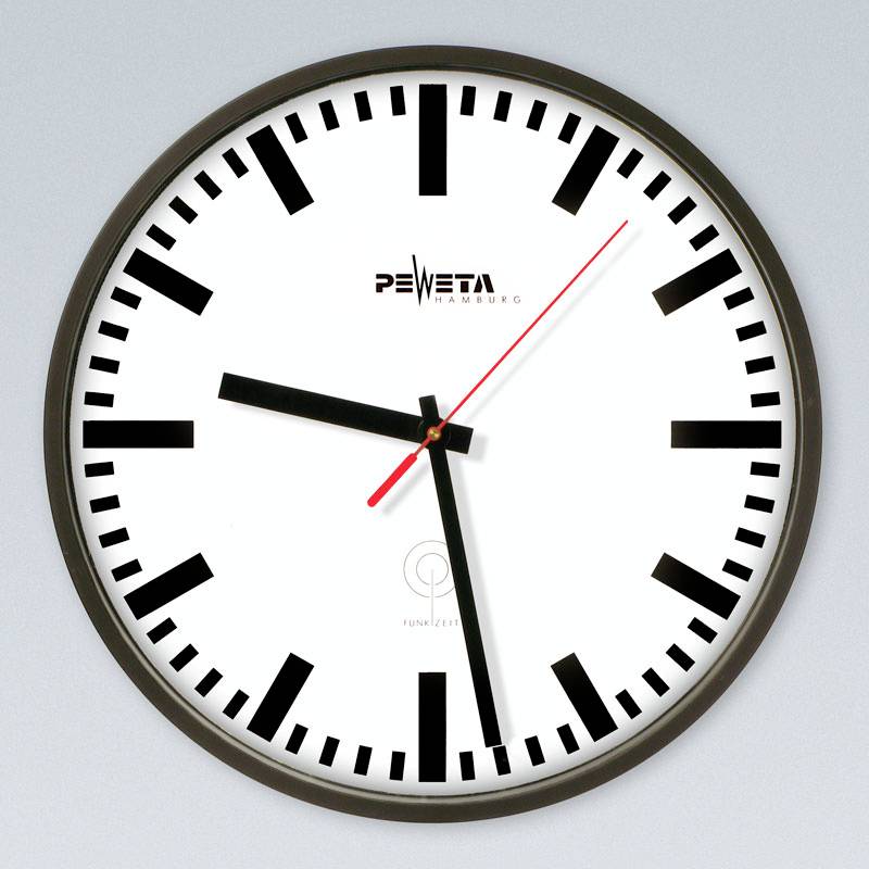 Analoge Wanduhr, die etwa 9:30 Uhr anzeigt, mit schwarzen Stundenmarkierungen und schwarzen Zeigern sowie einem roten Sekundenzeiger.