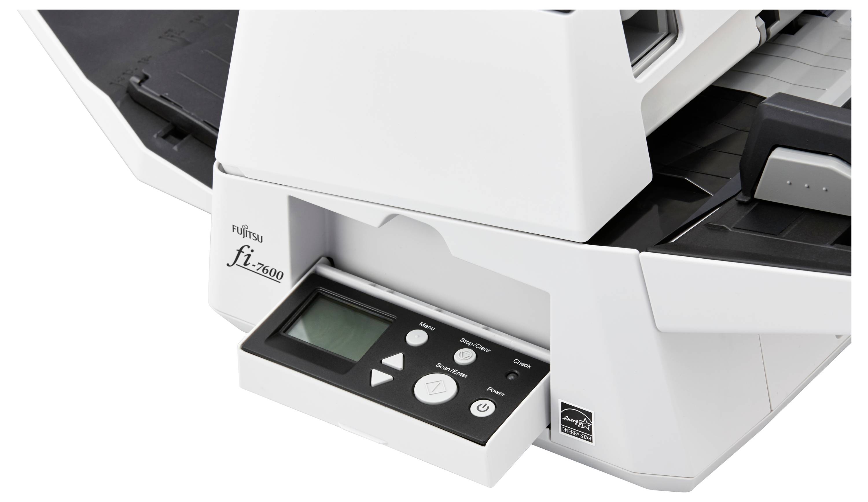 Nahaufnahme eines Fujitsu fi-7030 Dokumentenscanners mit geöffnetem Bedienfeld-Tablett, das Schaltflächen und ein kleines Display zeigt.